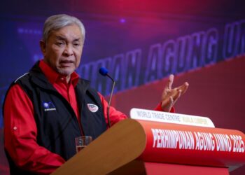 AHMAD Zahid Hamidi berucap pada Majlis Simposium Politik Era Digital 2026 sempena Perhimpunan Agung UMNO (PAU) 2025 di Pusat Dagangan Dunia (WTC).-UTUSAN/MUHAMAD IQBAL ROSLI