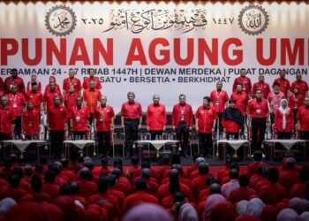 PRESIDEN UMNO, Datuk Seri Dr. Ahmad Zahid Hamidi bersama pimpinan tertinggi UMNO menyanyikan lagu Negaraku dan lagu rasmi UMNO pada Majlis Taklimat Presiden UMNO sempena Perhimpunan Agung UMNO (PAU) 2025 yang berlansung di Pusat Dagangan Dunia (WTC) di sini, semalam. -UTUSAN/MUHAMAD IQBAL ROSLI