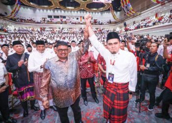 AB. Rauf Yusoh mengangkat tangan Muhamad Akmal Saleh selepas pengumuman perletakan jawatan sebagai Exco Negeri Melaka ketika Ucapan Dasar Ketua Pergerakan Pemuda UMNO sempena Perhimpunan Agung UMNO 2025 di Pusat Dagangan Dunia, semalam.