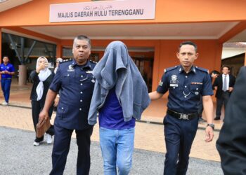 MAHKAMAH Majistret Hulu Terengganu membenarkan tempoh tahanan reman ke atas seorang peguam disambung empat hari lagi. - UTUSAN/PUQTRA HAIRRY