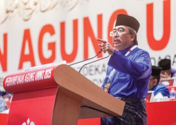 JOHARI Abdul Ghani ketika menggulung perbahasan sempena Perhimpunan Agung UMNO (PAU) 2025, di sini, semalam.