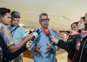 PEMANGKU Presiden Persatuan Bolasepak Malaysia (FAM), Datuk Mohd Yusoff Mahadi ketika ditemui pemberita selepas mengadakan pertemuan khas barisan Exco Persatuan Bola Sepak Malaysia di sebuah hotel ibu negara di sini, semalam.
GAMBAR: SYAKIR RADIN