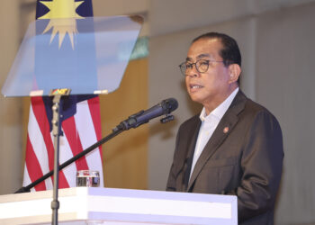 Menteri Pertahanan, Datuk Seri Mohamed Khaled Nordin berucap pada Majlis Perutusan Tahun Baharu Kementerian Pertahanan di Dewan Perkasa, Wisma Perwira ATM di sini hari ini. GAMBAR- AMIR KHALID