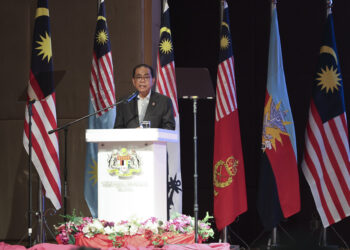 KUALA LUMPUR, 12 JANUARI 2026 - Menteri Pertahanan, Datuk Seri Mohamed Khaled Nordin berucap pada Majlis Perutusan Tahun Baharu Kementerian Pertahanan di Dewan Perkasa, Wisma Perwira ATM di sini hari ini. GAMBAR- AMIR KHALID / PEMBERITA - HAFIZ ( UTUSAN ) / SHAHERMAN ( KOSMO )