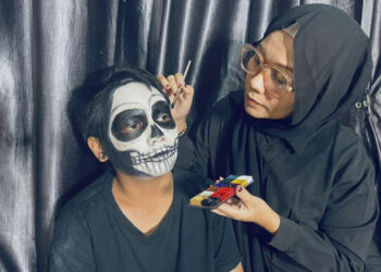 ROSLIZA Awang Kechik (kanan) melakukan art makeup mengikut permintaan pelanggan di Kuantan, Pahang. – UTUSAN/DIANA SURYA ABD. WAHAB
