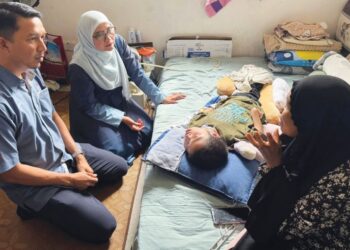 NIK MOHD. Ridzuan Kamarudin (kiri) ketika melawat keluarga enam beradik tiada dokumen pengenalan di Kampung Cherating di Kuantan, Pahang.