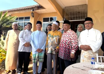 ABU Bakar Hamzah (dua, kanan) bergambar bersama Muhyiddin Yassin dan Hashim Jasin serta pemimpin Bersatu dan Pas Perlis di Kampung Sena, Perlis, semalam. - UTUSAN/MOHD. HAFIZ ABD. MUTALIB