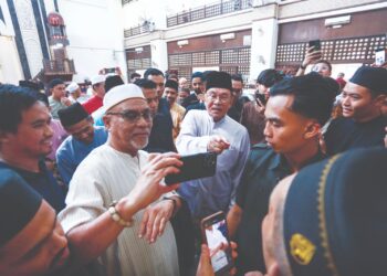 ANWAR Ibrahim menyantuni jemaah selepas menunaikan solat Jumaat di Masjid Usamah Bin Zaid, Wangsa Maju, Kuala Lumpur, semalam. – UTUSAN/AFIQ RAZALI.