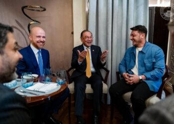 ANWAR Ibrahim menerima kunjungan Mesut Ozil (kanan) di Istanbul, Turkiye.-FB ANWAR IBRAHIM