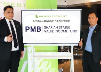 PENGERUSI PMB Investment, Datuk Mohd. Idzwan Izuddin Ab Rahman (kiri) bersama Hang Tuah Amin Tajudin selepas pelancaran rasmi dana baharu itu di Wisma PMB.