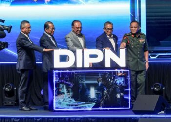 ANWAR Ibrahim (tengah) bersama Mohamed Khaled Nordin (dua dari kiri) menyempurnakan Majlis Peluncuran Dasar Industri Pertahanan Negara (DPIN) di Pusat Perdagangan dan Pameran Antarabangsa Malaysia (MITEC), Kuala Lumpur semalam.