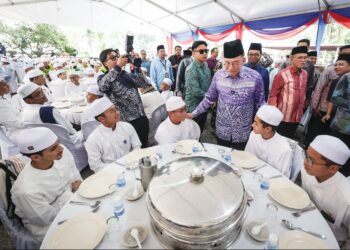 ANWAR Ibrahim beramah mesra bersama pelajar-pelajar tahfiz di Majlis Perjumpaan Bersama Warga Maahad Seluruh Bentong di Masjid Sultan Haji Ahmad Shah, semalam. – UTUSAN /MUHAMAD IQBAL ROSLI