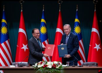 ANWAR Ibrahim dan Recep Tayyib Erdogan bertukar dokumen Deklarasi Bersama Majlis Kerjasama Strategik Peringkat Tinggi (HLSCC) Malaysia Turkiye sempena lawatan rasmi Perdana Menteri ke Turkiye, di Ankara, semalam. – Pejabat Perdana Menteri