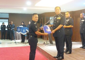 YAHAYA Othman menyampaikan sijil penghargaan kepada anggota dan akitangan awam sempena Perhimpunan Bulanan Peringkat Ibu pejabat Polis Kontijen (IPK) Pahang, di Kuantan, Pahang.