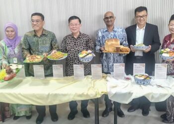 CHOW Kon Yeow (tengah) menunjukkan sebahagian daripada 16 makanan tradisional yang menjadi warisan Pulau Pinang pada sidang akhbar di George Town, Pulau Pinang, semalam.