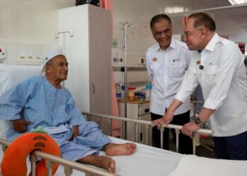 ANWAR Ibrahim ketika melawat seorang pesakit semasa majlis perasmian bangunan baharu Hospital Seberang Jaya, Pulau Pinang. - GAMBAR/PEJABAT PERDANA MENTERI