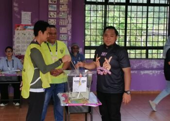 Calon Barisan Nasional, Naim Moktar membuang undi di Sekolah Kebangsaan Bilit.