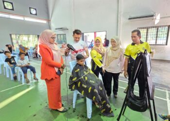 SEORANG murid menyertai program gunting rambut percuma di Kampung Bahagia, Teluk Intan, Perak sempena sesi persekolahan 2026 bermula Isnin ini.