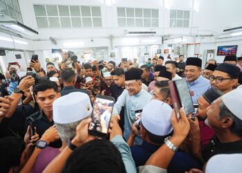 ANWAR Ibrahim bersalaman dengan para jemaaah selepas menunaikan solat Jumaat di Surau Al-Amin, Seksyen 8, Bandar Baru Bangi semalam. – UTUSAN/FAISOL MUSTAFA