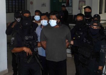 TIGA ahli geng ‘Kapten Praba’ dikawal ketat oleh anggota polis ketika tiba di Mahkamah Sesyen Sepang semalam, sebelum kes mereka dipindahkan ke Mahkamah Tinggi Shah Alam. – UTUSAN/FAISOL MUSTAFA