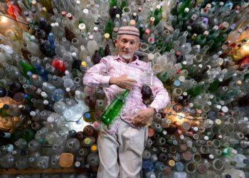 TENGKU Mohd. Ali Tengku Mansor ada lebih 20,000 botol yang dikutip di sepanjang pesisir Pantai Setiu, Terengganu. - MINGGUAN/PUQTRA HAIRRY