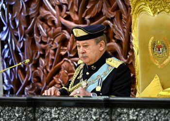 SULTAN Ibrahim berkenan menyampaikan Titah Diraja pada Istiadat Pembukaan Mesyuarat Pertama Penggal Kelima Parlimen Ke-15 di Parlimen, semalam. – JABATAN PENERANGAN