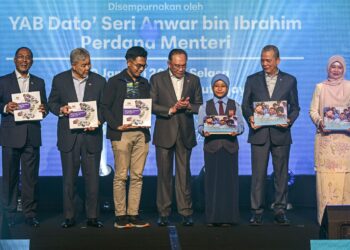 ANWAR Ibrahim (tengah) bersama dua timbalannya, Datuk Seri Dr. Ahmad Zahid Hamidi dan Datuk Seri Fadillah Yusof serta Menteri Pendidikan, Fadhlina Sidek (kanan) dan Menteri Pengajian Tinggi, Datuk Seri Dr. Zambry Abdul Kadir (kiri) ketika meluncurkan Rancangan Pendi­dikan Negara (RPN) 2026-2035 di Putrajaya, semalam. – PEJABAT PERDANA MENTERI