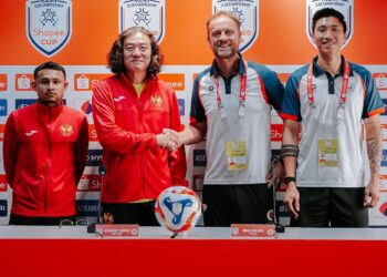 KETUA Jurulatih Selangor FC, Kim Pan Gon (dua dari kiri) berjabat tangan dengan pengendali CAHN, Mano Polking menjelang aksi Kumpulan A ACC, malam esok.-IHSAN SFC