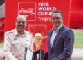 K. Nagulendran (kiri) menerima cenderamata daripada legenda Brazil, Gilberto Silva yang turut bersama dalam siri jelajah Piala Dunia 2026 di Subang SkyPark, semalam. - UTUSAN/ISKANDAR ISHAK