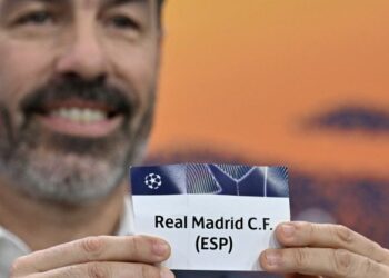 Bekas pemain Perancis,  Robert Pires memegang kad undi yang tertera nama Real Madrid dalam undian playoff Liga Juara-Juara 16 akhir, semalam. - AFP