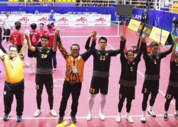 Skuad sepak takraw negara meraikan kemenangan selepas menewaskan Vietnam dalam final acara regu pada Sukan SEA Thailand 2025. - UTUSAN/FARIZ RUSADIO