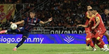 Pemain Johor Darul Ta'zim (JDT), Bergson da Silva merembat bola di hadpan benteng pertahanan Selangor FC dalam aksi Liga Super di Stadium Bandaraya Petaling Jaya (MBPJ), kelmarin. - UTUSAN/ISKANDAR ISHAK