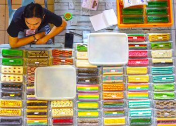 PENIAGA kek lapis Sarawak menunggu pelanggan ketika tinjaun di Pasar Sentral Sibu.