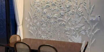 SENI ukir timbul menggunakan beg paip dan pisau khas dengan kawalan bahan yang sangat teliti bagi memastikan bentuk tidak runtuh atau rosak.