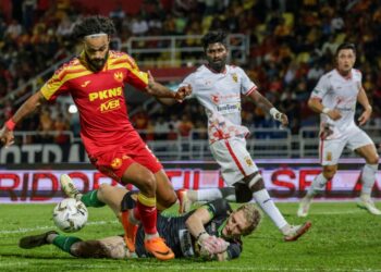 Pemain Selangor, Chigor Flores Moraes cuba melepasi penjaga gol Kelantan TRW FC, Damyan Valeriy Damyanov dalam saingan Piala Malaysia di Stadium MBPJ di sini, malam ini. Gambar; MUHAMAD IQBAL ROSLI