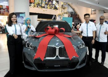 Jay Khairul Jeremy Abdullah (dua, kanan) pada Majlis Pelancaran BSN SSP 2026 di Karnival BSN SSP di Angsana Johor Bahru Mall, Johor. -UTUSAN/RAJA JAAFAR ALI