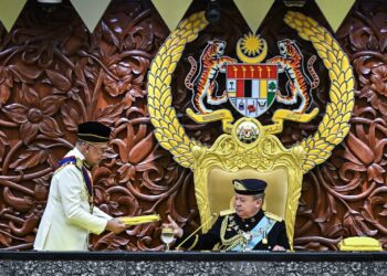 PERDANA Menteri, Datuk Seri Anwar Ibrahim menyerahkan Titah Diraja kepada Yang di-Pertuan Agong, Sultan Ibrahim  sempena Istiadat Pembukaan Mesyuarat Pertama Penggal Keempat Parlimen Ke-15 di Dewan Rakyat hari ini. JABATAN PENERANGAN