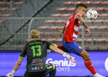 Safawi Rasid (kanan) yakin Kuala Lumpur City tidak berdepan masalah besar untuk menjinakkan Perak FA dalam saingan pusingan 16 Piala Malaysia di Manjung, hari ini. - UTUSAN/MUHAMMAD IQBAL ROSLI