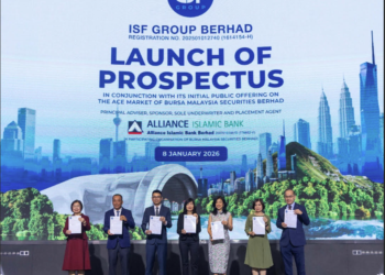 JEFF Ai Boon Chen (tiga dari kiri) bersama basisan pengurusan tertinggi kumpulan semasa pelancaran prospektus di sini, hari ini.