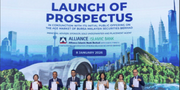 JEFF Ai Boon Chen (tiga dari kiri) bersama basisan pengurusan tertinggi kumpulan semasa pelancaran prospektus di sini, hari ini.