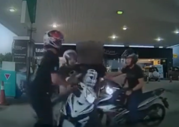 TANGKAP layar seorang anggota polis menampar penunggang motosikal di sebuah stesen minyak di kawasan Taman Perling, Johor Bahru, baru-baru ini.