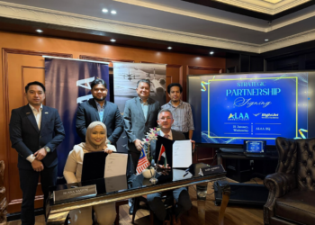 HUSNA Nashim (kiri) dan Mark Hardman ketika permeteraian strategik bagi pengembangan jenama RightJet ke pasaran Asia.