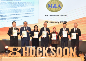 ALEX Ong Keat Hoe (kiri) bersama barisan pengurusan tertinggi kumpulan semasa majlis pelancaran prospektus syarikat.