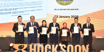 ALEX Ong Keat Hoe (kiri) bersama barisan pengurusan tertinggi kumpulan semasa majlis pelancaran prospektus syarikat.