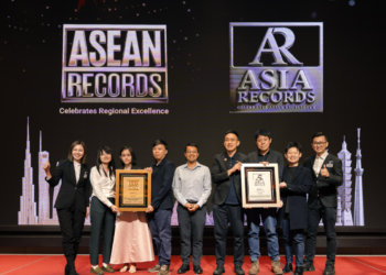 TAN Aik Keong (empat dari kanan) bergambar selepas menerima ASEAN Records dengan dua pengiktirafan utama iaitu Rekod ASEAN dan Rekod Asia.