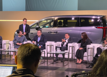 ROSLAN Abdullah (tiga dari kanan) dalam sidang akhbar selepas majlis pelancaran kenderaan pelbagai guna (MPV) mewah keluaran Great Wall Motor (GWM), WEY G9, di Kuala Lumpur.