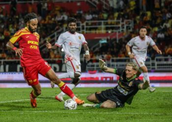 PENYERANG Selangor FC, Chrigor Moraes berjaya memperdaya penjaga gol Kelantan TRW, Damyanov sebelum menolak bola ke gawang pada aksi kedua pusingan 16 terbaik Piala Malaysia di Stadium Majlis Bandaraya Petaling Jaya, malam ini.-UTUSAN IQBAL ROSLI