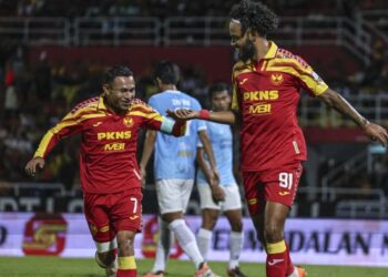 Chrigor Flores Moraes (kanan) dan Mohamad Faisal Abdul Halim akan memainkan peranan penting dalam pertembungan dengan Johor Darul Ta'zim (JDT) di Stadium Majlis Bandaraya Petaling Jaya (MBPJ), esok. - UTUSAN/AMIR KHALID