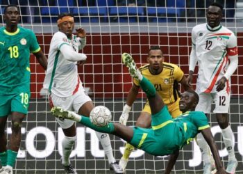 Pemain tengah Senegal, Pape Gueye (tengah) cuba melakukan sepakan gunting di depan gawang Sudan dalam aksi 16 akhir Piala Negara-Negara Afrika 2025 di Stadium Utama, Tangiers, Maghribi, semalam. - AFP