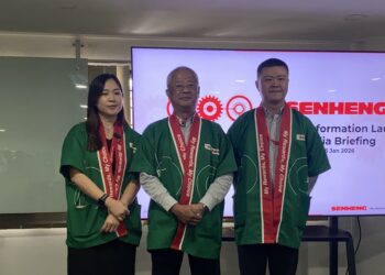 LIM Kim Heng (tengah) bersama pengurusan tertinggi Senheng ketika taklimat media di Grand Senheng Pandan Jaya, di sini hari ini.